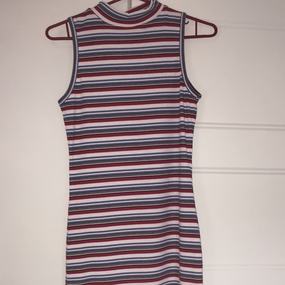 Sleevless short dress - Picture 2 of 2